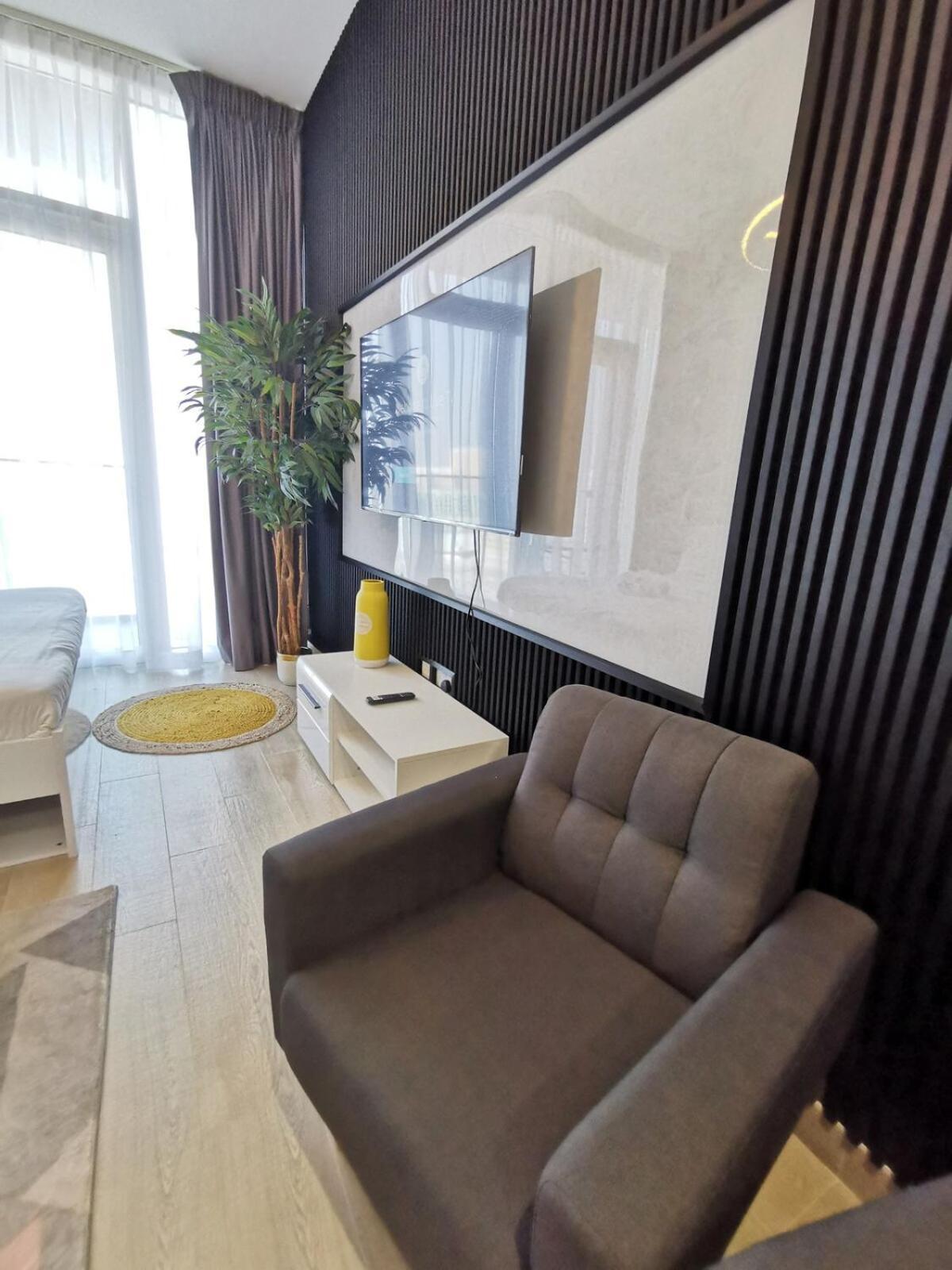 1111 Chic & Cozy W Fast Wi-fi Free Parking *